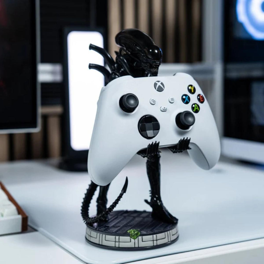 Alien Xenomorph Cable Guys phone and controller holder featuring a detailed sculpt of the Xenomorph creature, designed as an officially licensed display stand for gamers and collectors.