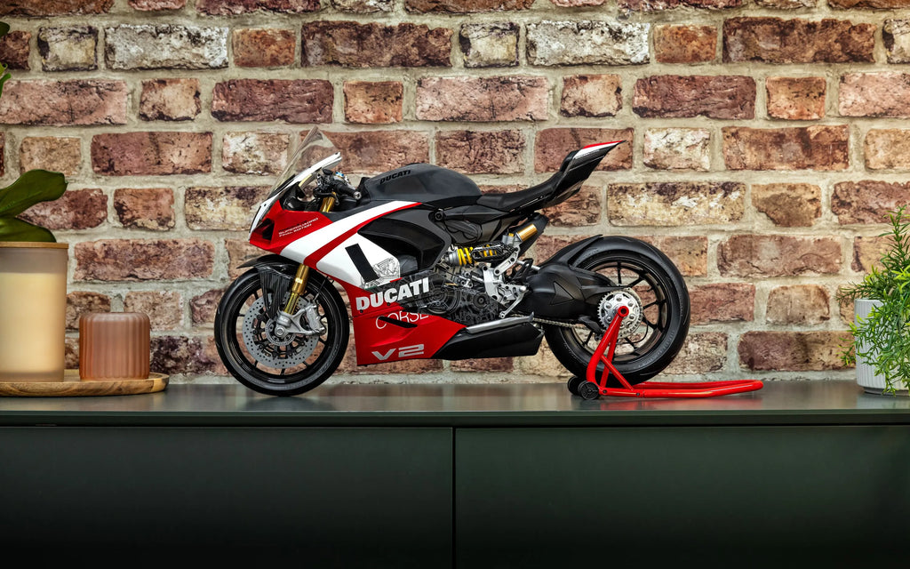 Pocher Ducati Panigale V2 Superquadro Final Edition premium 1:4 scale motorcycle model kit with over 700 parts