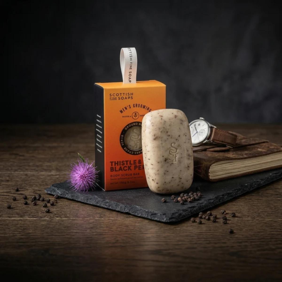 Scottish Fine Soaps Thistle & Black Pepper Body Scrub Bar 150 g, exfoliating men’s grooming soap with natural scrub particles and signature masculine fragrance.